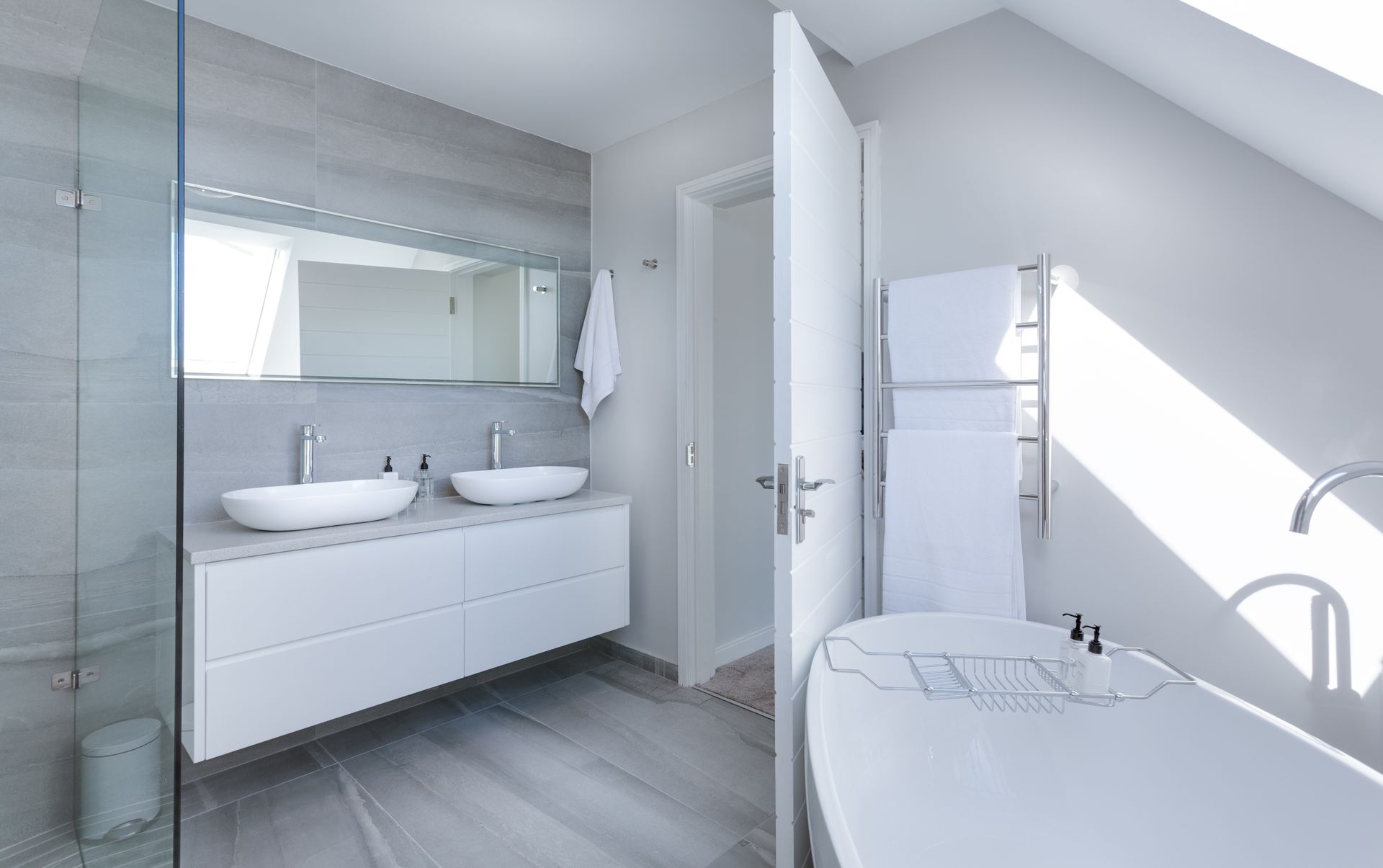 Baño blanco con shower door de vidrio templado