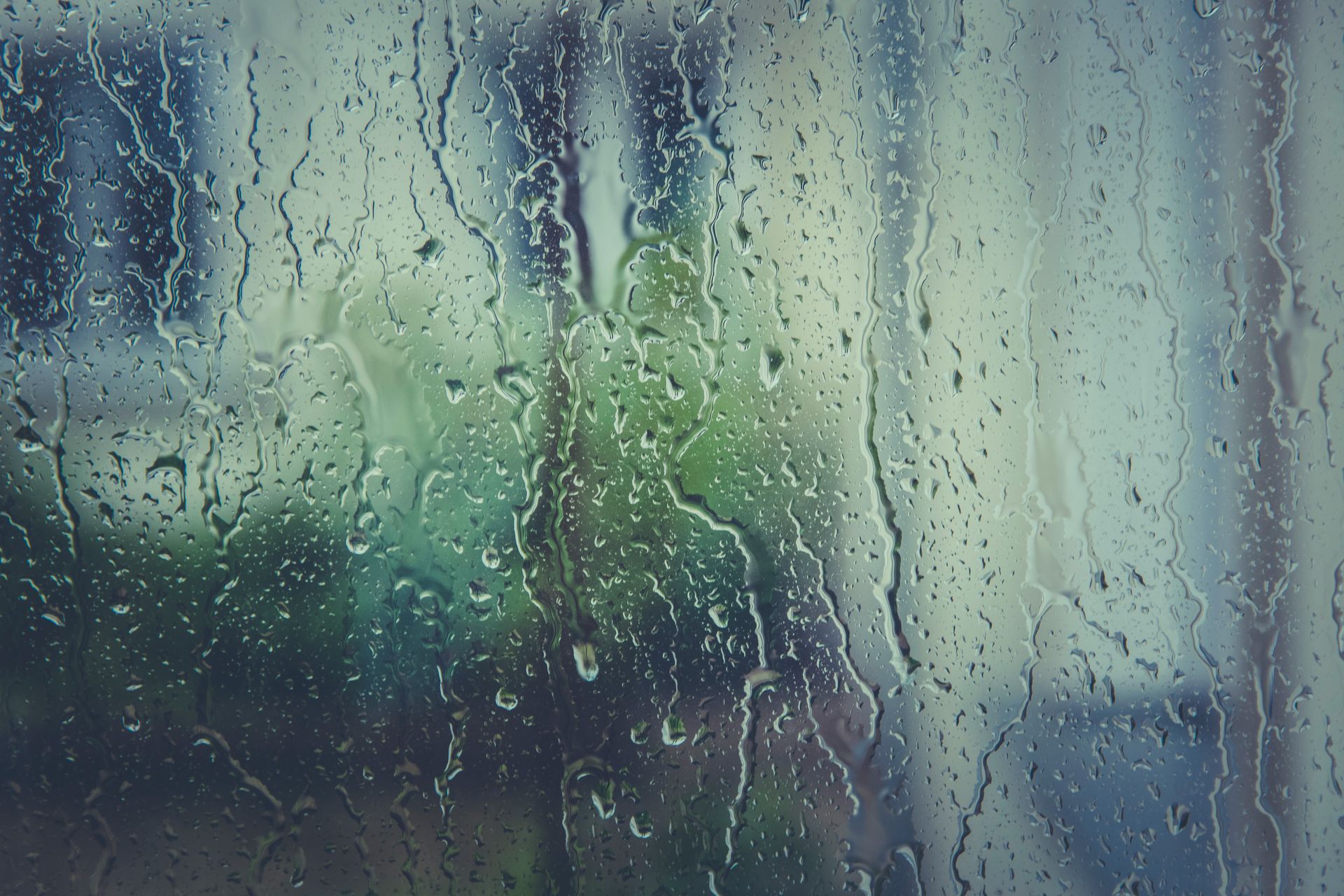 Gotas de lluvia sobre el vidrio de una ventana